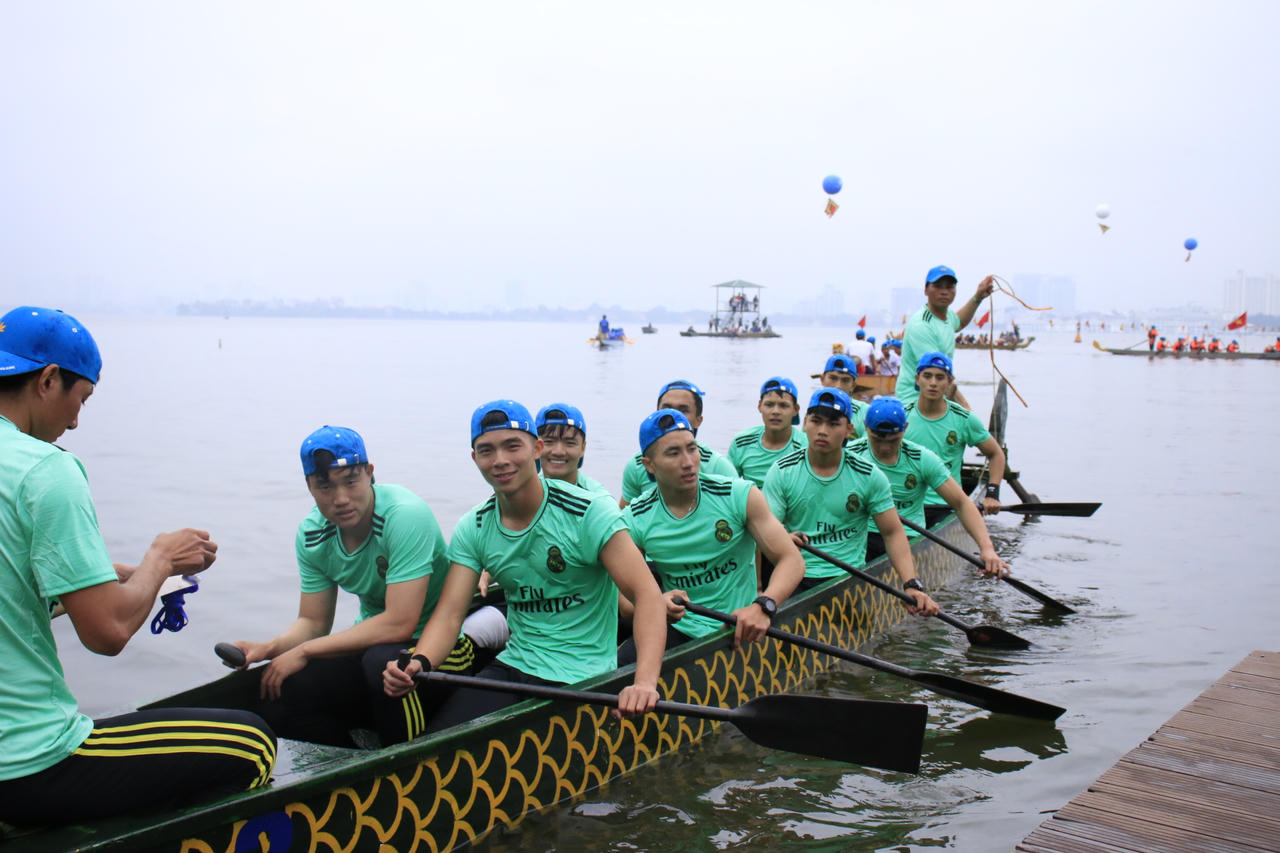 Sôi động lễ hội bơi chải thuyền rồng trên hồ Tây